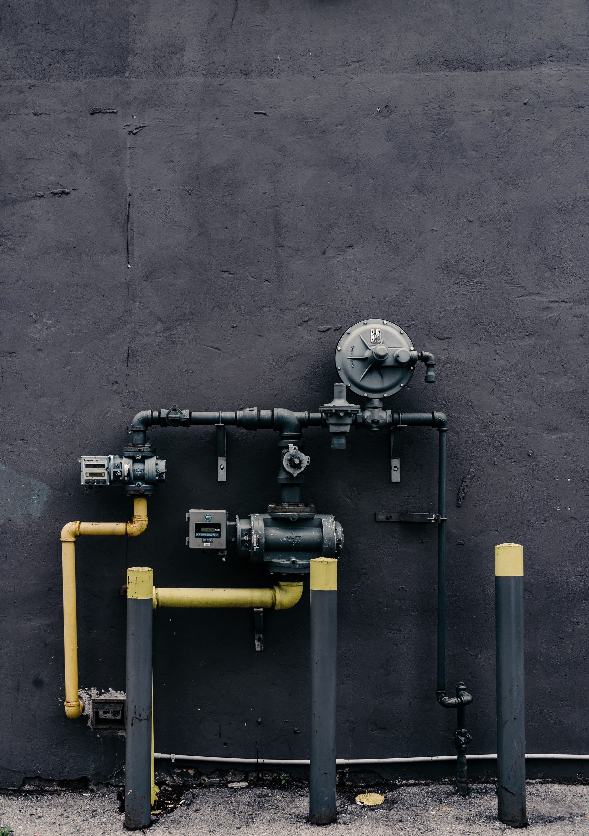 Poste de détente gaz sur une paroi industrielle sombre