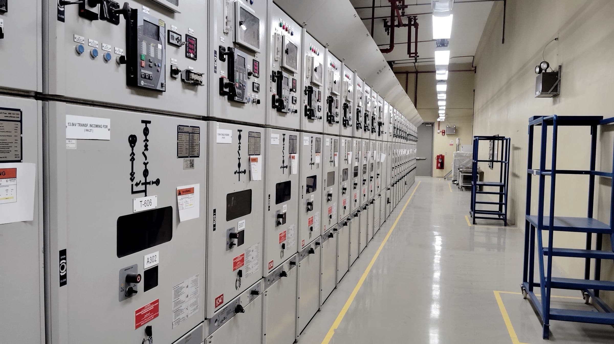 Rangée de cellules électriques dans un local technique industriel